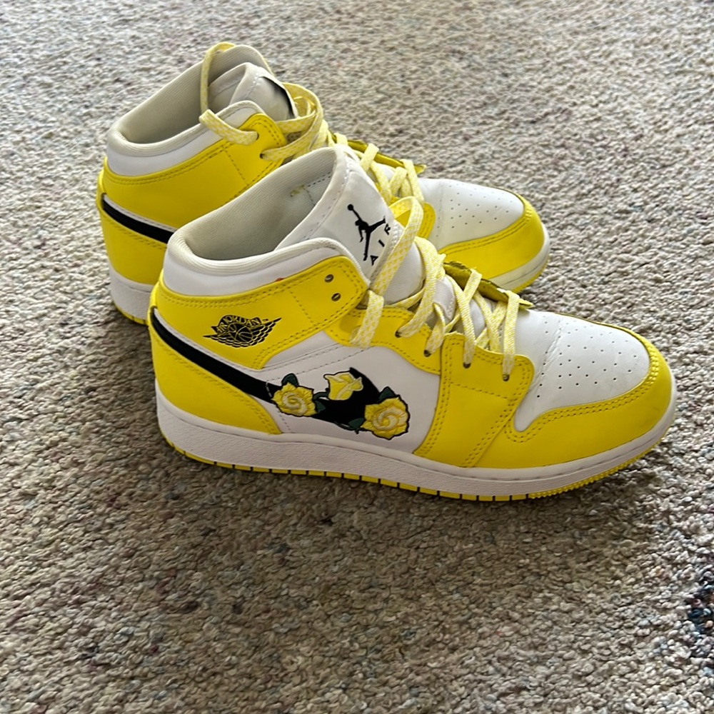 Girls Air Jordan Mid 1